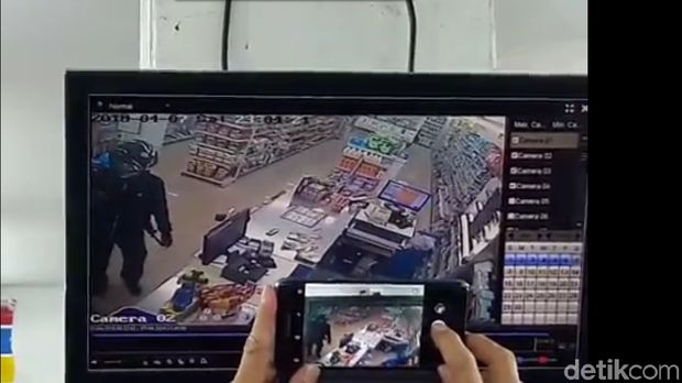 Terekam CCTV, Pria Bersenpi Laras Panjang Rampok Minimarket Medan
