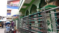 Pantauan detikcom pukul 14.45 WIB, Minggu (8/4/2018), TKP pengeroyokan itu merupakan gang sempit yang berada persis di depan masjid.