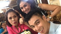 Ini gaya andalan lain Baim saat berpose dengan makanan kesukaanya. Ya! Gigit lidah sambil senyum. Padahal hanya berpose dengan salad kemasan. Apa mungkin karena ditemani Elly Sugigi? Foto: Instagram @baimwong