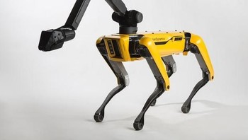 SpotMini. Robot teranyar besutan Boston Dynamics ini sangat mirip dengan anjing. Kepala, tangan dan kakinya lincah seperti anjing sungguhan. Tangan SpotMini bahkan bisa melakukan hal cukup sulit untuk ukuran robot, yakni membuka dan menutup pintu. Foto: Boston Dynamics 