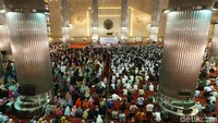 Aa Gym memberi tausiah di hadapan jemaah.