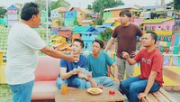 Makan-makan di dekat kampung pelangi di Malang. Joshua malah menaruh lokasi di Busan, South Korea.  Foto: Instagram @jojosuherman