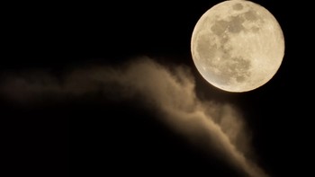 Blue Moon terakhir di 2018 bersinar terang dan menjadi perhatian para pengamat langit di seluruh dunia pada 31 Maret. Meski namanya Blue Moon, fenomena alam ini sebenernya tidak membuat Bulan tampak biru. Ini adalah istilah yang merujuk pada bulan purnama kedua dalam sebulan atau bulan purnama ketiga dalam satu musim dengan empat bulan penuh. Di sini, Blue Moon muncul dari balik awan setelah hujan badai. Foto: Ian Middleton via Space.com