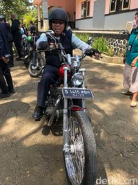 Menteri Basuki naik motor bareng Jokowi / 
