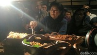 Ibu Ani mengambil sendiri hidangan yang akan dinikmatinya. Foto: Usman Hadi/detikcom