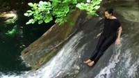 Perosotan di sekitar air terjun (maudykoesnaedi/Instagram)