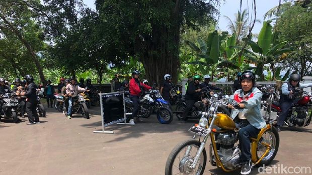 Joko Widodo saat naik motor
