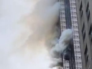Foto: Asap Membubung dari Trump Tower yang Kebakaran