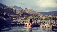 Dia pun menikmati pemandian air panas di Peru dengan latar gunung yang cantik (smalling/Instagram)