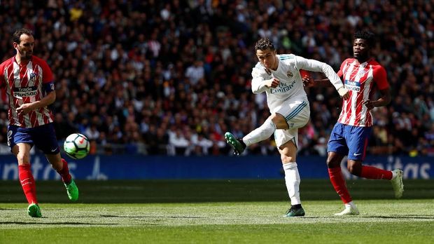 Tendangan Cristiano Ronaldo berhasil digagalkan Jan Oblak.