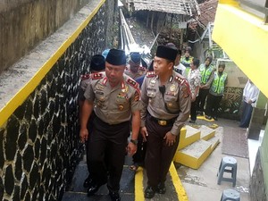 Kapolda Tinjau Lokasi yang Rusak Terkena Badai di Sukabumi