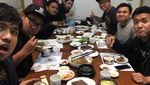 Gaya Makan Joshua Suherman Saat Makan Sate Taichan hingga Sarapan Mewah