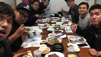 Bersama teman-temannya, Joshua hangout sambil makan-makan. Kali ini mereka memilih restoran Korea dengan menu makanannya Korea pastinya.  Foto: Instagram @jojosuherman