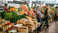 Produk sayur dan buah juga jadi sorotan utama di pasar ini. Puluhan penjual, menjajakan hasil panen mereka, mulai dari kentang, bawang, sayuran, wortel, dan buah-buahan segar. Foto: Songkai Liu