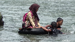 Potret Miris Pelajar di Sulsel Pakai Ban Arungi Sungai ke Sekolah