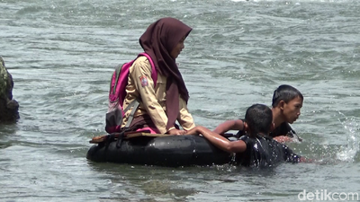 Potret Miris Pelajar di Sulsel Pakai Ban Arungi Sungai ke Sekolah