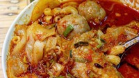 Seblak makaroni jeletot ini hasil bidikan bobyliecious di Pastabi. Bisa pilih level pedas seblak dari 1-5. Isiannya ada bakso, kwetiau, sayap ayam, ceker, makaroni dan lainnya. Foto: Instagram pastabi_id