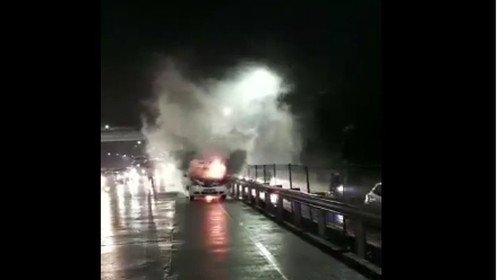 Sedan Terbakar di Tol Ciledug Arah Lebak Bulus
