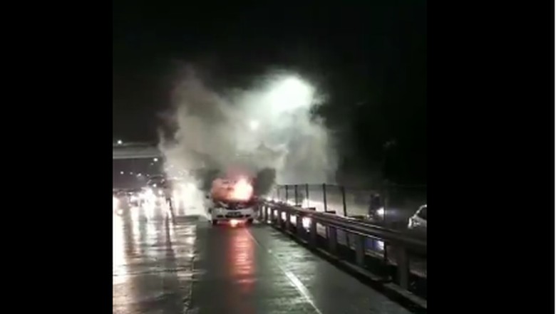 Sedan Terbakar di Tol Ciledug Arah Lebak Bulus Sedan Terbakar di Tol Ciledug Arah Lebak Bulus