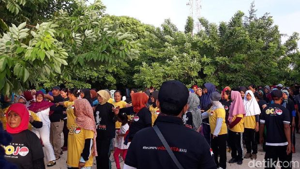 Para relawan berkumpul di lokasi acara