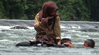 Saat detikcom berkunjung ke lokasi itu, siswa yang baru saja pulang dari sekolahnya menyeberang sungai dengan menggunakan ban yang ditarik oleh siswa lainnya. Itupun hanya ada satu-satunya ban, sehingga siswa itu harus bolak-balik menjemput.