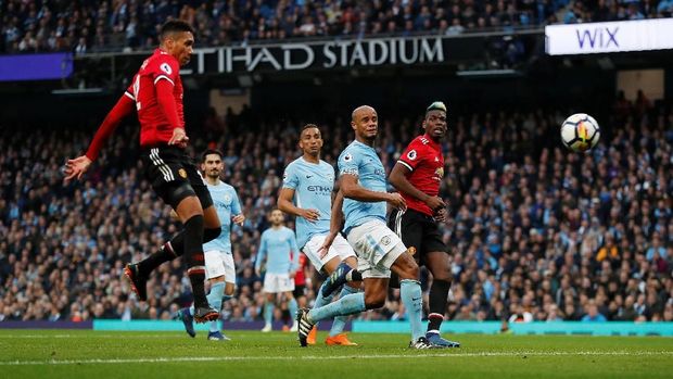 Chris Smalling memastikan kemenangan Manchester United atas Manchester City.