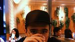 Gaya Makan Joshua Suherman Saat Makan Sate Taichan hingga Sarapan Mewah