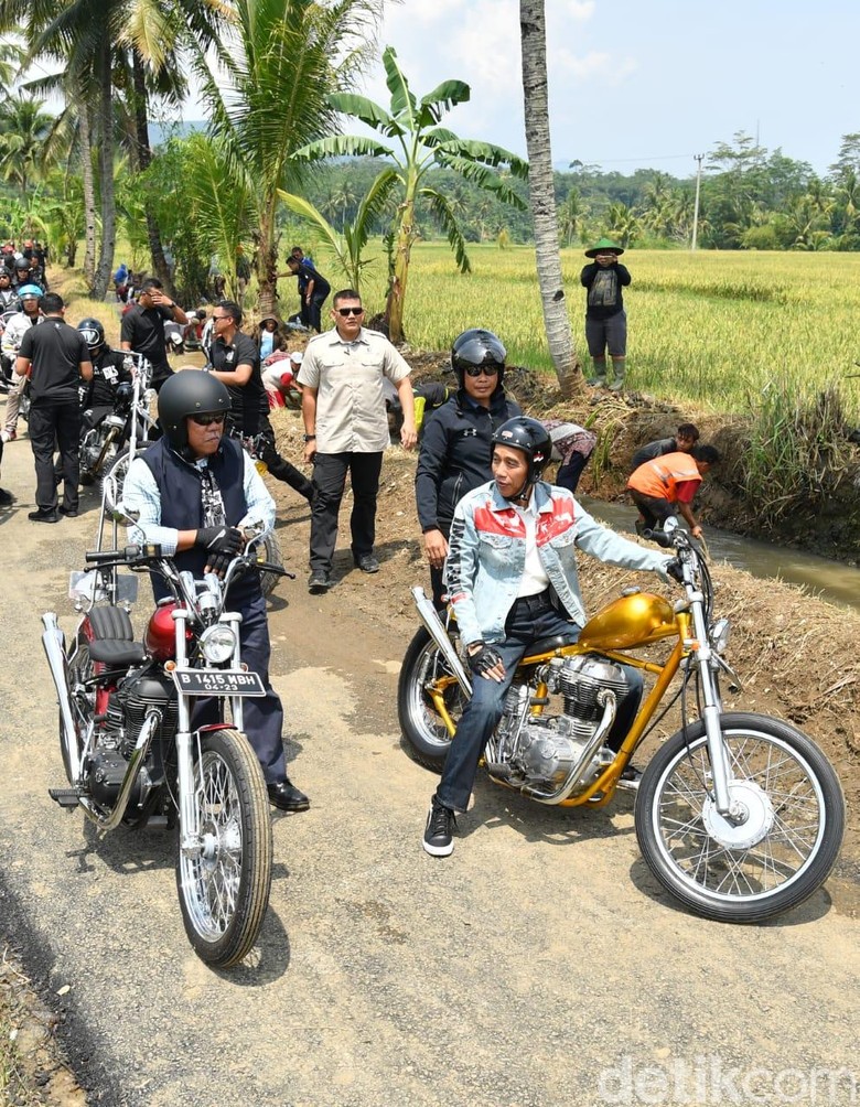 Ini Alasan Jokowi Tinjau Padat Karya Naik Motor