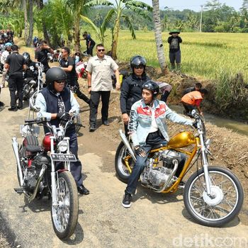 Gaya Jokowi Pakai Jaket Denim Saat Touring ke Sukabumi.