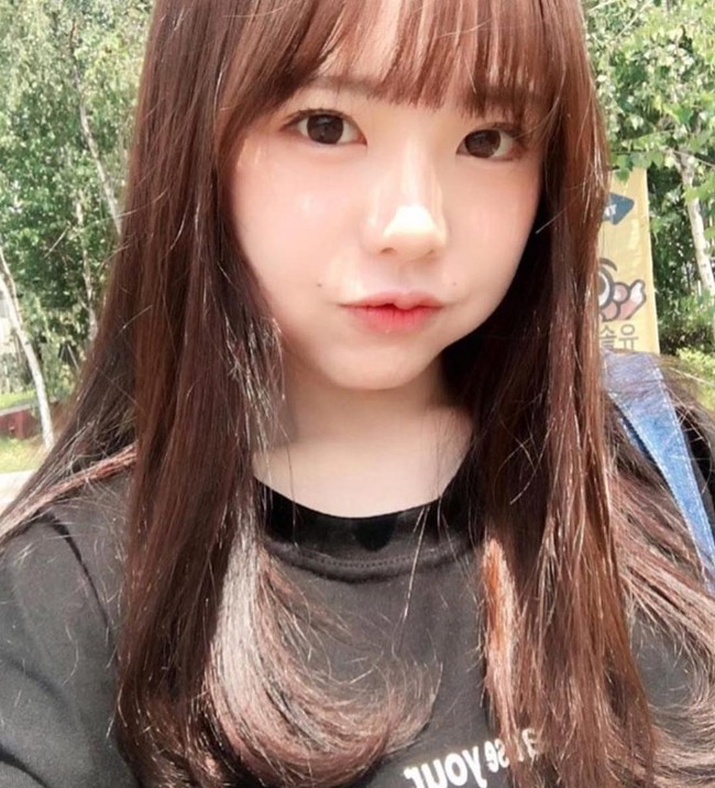 Melihat foto-foto cewek cantik satu ini, pasti banyak orang yang mengira dia masih SMP. Wajahnya yang imut banget bak bocah SMP itu tidak sesuai dengan usia aslinya. Ia bahkan sudah punya dua anak. Foto: dok. Instagram