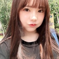 Melihat foto-foto cewek cantik satu ini, pasti banyak orang yang mengira dia masih SMP. Wajahnya yang imut banget bak bocah SMP itu tidak sesuai dengan usia aslinya. Ia bahkan sudah punya dua anak. Foto: dok. Instagram