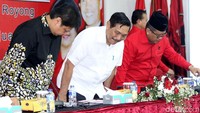 Airlangga Hartarto dan Luhut Binsar Panjaitan hadir dalam rakor tersebut. Airlangga dan Luhut duduk di kursi yang ada di atas panggung.