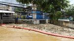 Sampah Menumpuk di Pintu Air Manggarai