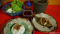 Bebek disajikan bersama nasi uduk. Makin enak kalau disantap bareng sambal yang pedasnya nendang. Huah! Foto: Devi Setya/detikFood