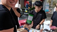 Namanya kini tengah menjadi sorotan publik setelah ia sukses mengambil alih operasional Uber di Asia Tenggara ke dalam Grab. Ini posenya ketika ia tengah membeli makanan menggunakan aplikasi Grab Pay yang diciptakannya.Foto: Instagram/Twitter @AnthonyPY_Tan
