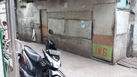 Warga sekitar tampak beraktivitas seperti biasa. Beberapa warga tampak keluar masuk masjid untuk salat.