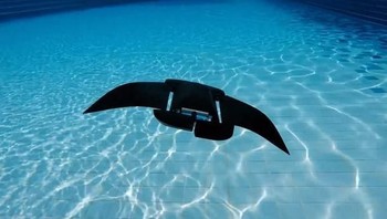 MantaDroid. Dirancang oleh para ilmuwan asal Singapura, robot yang bisa berenang ini meniru ikan pari. Siripnya sangat fleksibel, sehingga bisa melawan arus air di lautan. Tim pengembanga MantaDroid berharap robot ikan pari ini bisa berguna untuk penelitian bawah laut dan mengumpulkan berbagai informasi berkaitan dengan kelautan. Foto: National University of Singapore   