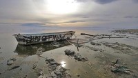 Semenjak tahun 1970-an pantai ini mulai ditinggalkan. Selain kotor dan suram, pantai ini juga memiliki dasar danau yang mengandung racun! (thesaltonsea/Instagram)
