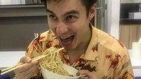 Akhirnya, Baim Wong membuka lebar mulutnya! Untuk melahap semangkuk bakmi ayam kesukaannya. Foto: Instagram @baimwong