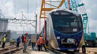 Gerbong depan tersebut  tampak diangkat dan secara perlahan akan diletakan di atas rel. (twitter @mrtjakarta).