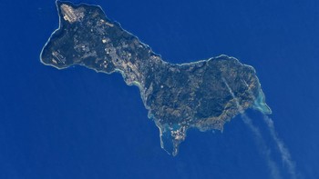 Pulau Guam yang menjadi teritori AS di wilayah Samudera Pasifik punya bentuk mirip seekor Ilama berkaki pendek. Foto ini adalah jepretan kosmonot Rusia, Anton Shkaplerov. Dia memotretnya dari ketinggian 400 kilometer di atas permukaan Bumi dari Stasiun Luar Angkasa Internasional.  Foto: Roscosmos/Anton Shkaplerov via Space.com