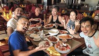Saat berada di Tarakan, Kalimantan Baim dan teman-temannya terlihat kalap memakan beragam sajian kepiting.  Foto: Instagram @baimwong
