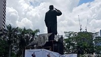 Patung Jenderal Sudirman ini ada di dekat Stasiun Sudirman dan Halte TransJakarta Dukuh Atas. Berita bolongnya patung ini mulai ramai pada Kamis (5/4) lalu. Namun seorang petugas Dinas Perhubungan DKI mengatakan sebenarnya patung itu sudah bolong sejak sebulan sebelumnya. (Kanavino AR/detikcom)