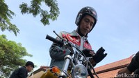 Sebelum naik motor, Jokowi menunjukkan spion, lampu, hingga pelat nomor motornya. Tak hanya itu, dia memastikan surat-surat motornya itu juga lengkap.