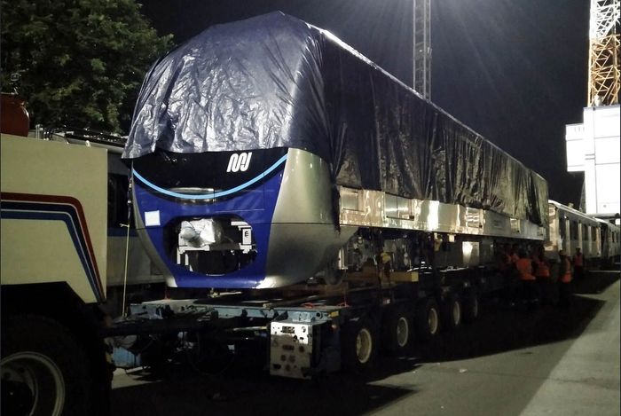 Malam-malam, Kereta MRT Diangkut dari Tanjung Priok ke 