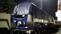 Gerbong MRT bagian depan ini sedang diangkat dari kapal pengangkut untuk dialihkan ke truk pengangkut tadi malam pada pukul 23.51 WIB. (twitter @mrtjakarta).