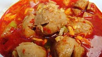 Siapa tak tergoda kuah merah dan kental dari seblak unggahan sumedangseuhah? Baksonya berlimpah dengan kulit cabai masih menempel di permukaannya. Huahh! Sepedas apa ya? Foto: Instagram sumedangseuhah