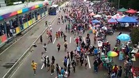 Mereka berlarian ketakutan karena mengira gedung Wisma BCA yang berada di Jalan MH Thamrin, Jakarta Pusat akan roboh.