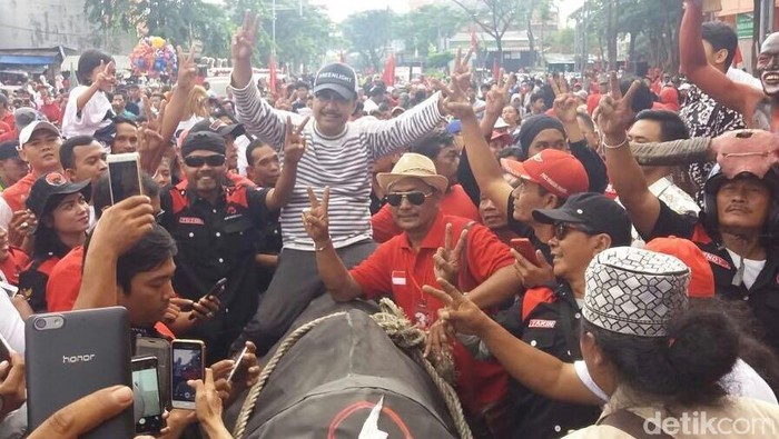 Lepas Jalan Sehat PDIP, Gus Ipul Perkuat Dukungan di Surabaya
