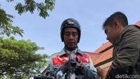 Jokowi akan mengendarai motor chopper sejauh 30 km ke Palabuhanratu. Dalam perjalanannya, Jokowi akan mampir ke 2 desa untuk meninjau program padat karya. 